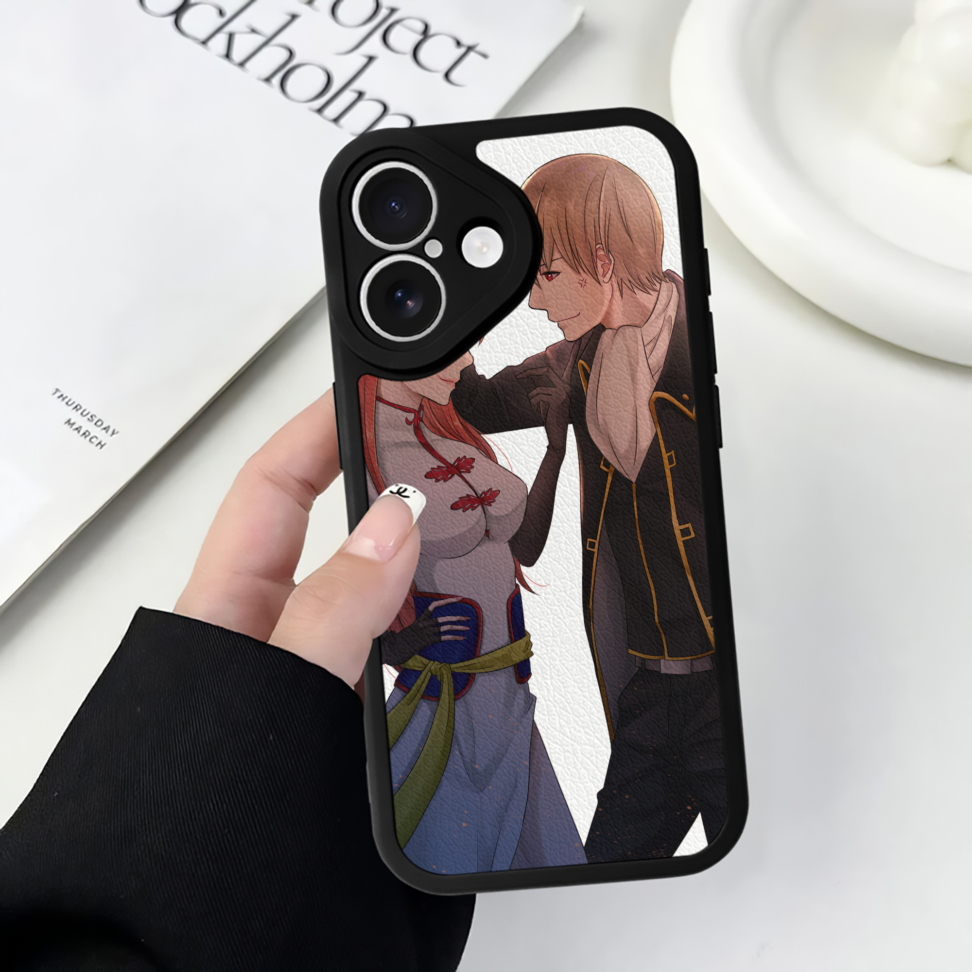 （画像用） ぎんたま 坂田銀時（さかたぎんとき） 神楽 志村新八（しむら しんぱち） GINTAMA Sakata Gintoki Kagura Shimura Shinpachi 【iPhone 16シリーズ対応】シリコンスマホケース（レザー調） 材質：シリコン
